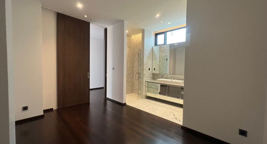 For sale 7 bedrooms house in Lat Phrao, Bangkok