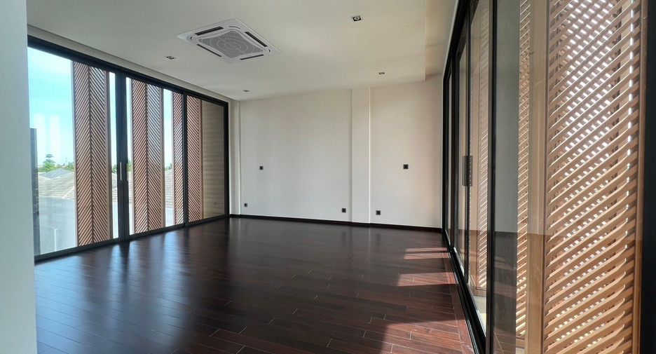 For sale 7 bedrooms house in Lat Phrao, Bangkok