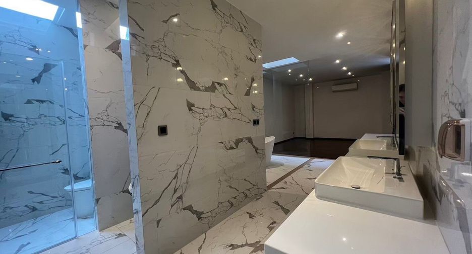 For sale 7 bedrooms house in Lat Phrao, Bangkok