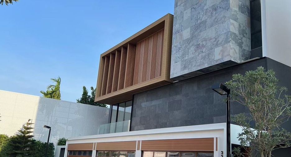 For sale 7 bedrooms house in Lat Phrao, Bangkok
