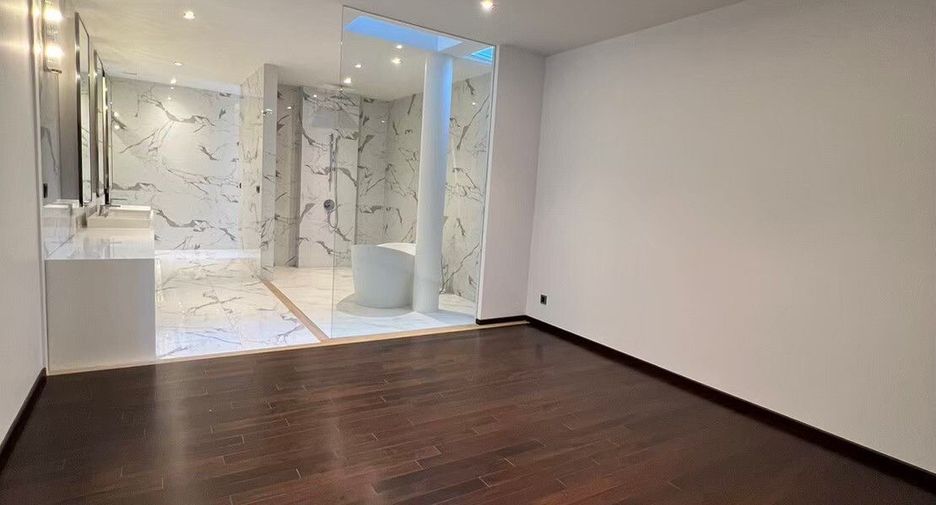 For sale 7 bedrooms house in Lat Phrao, Bangkok