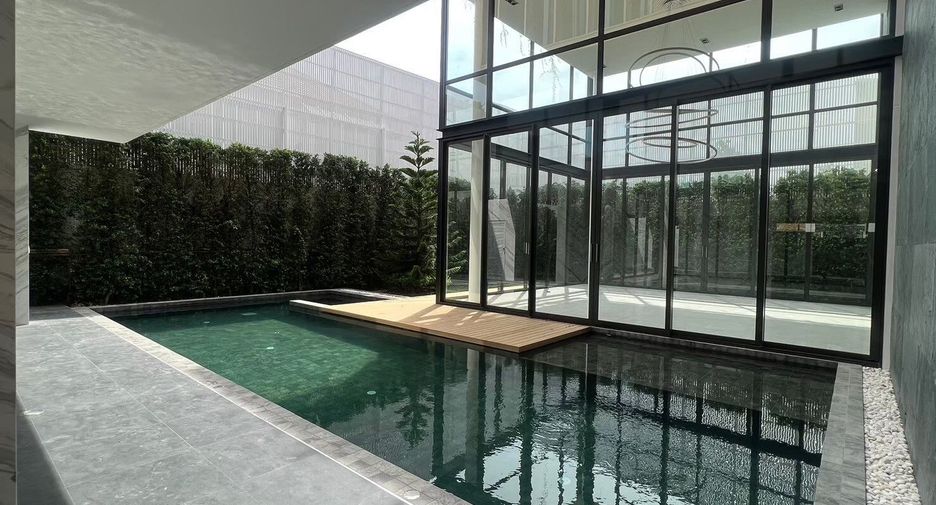For sale 7 bedrooms house in Lat Phrao, Bangkok