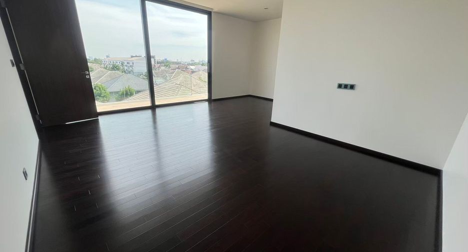 For sale 7 bedrooms house in Lat Phrao, Bangkok