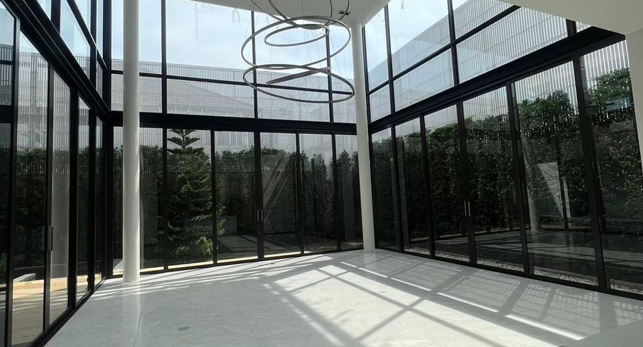 For sale 7 bedrooms house in Lat Phrao, Bangkok