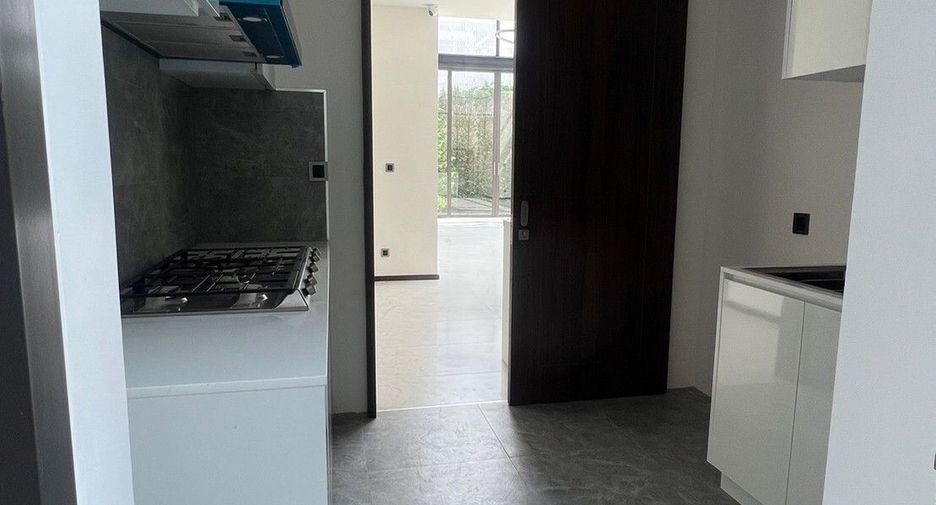 For sale 7 bedrooms house in Lat Phrao, Bangkok