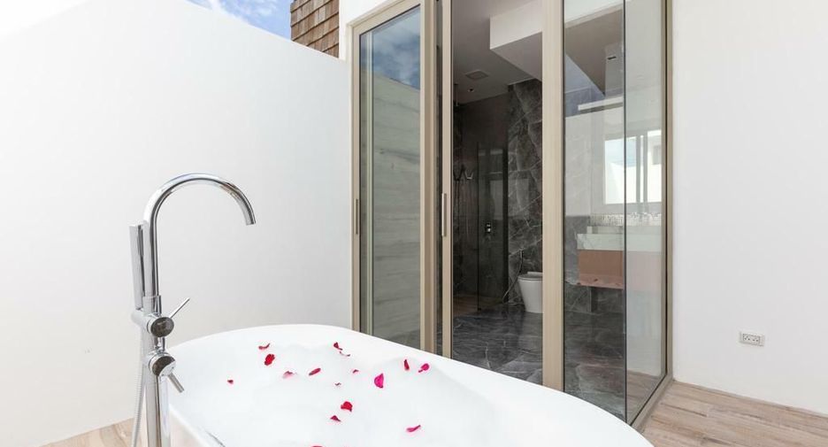 À vendre et à louer 4 chambres villa à Mueang Phuket, Phuket