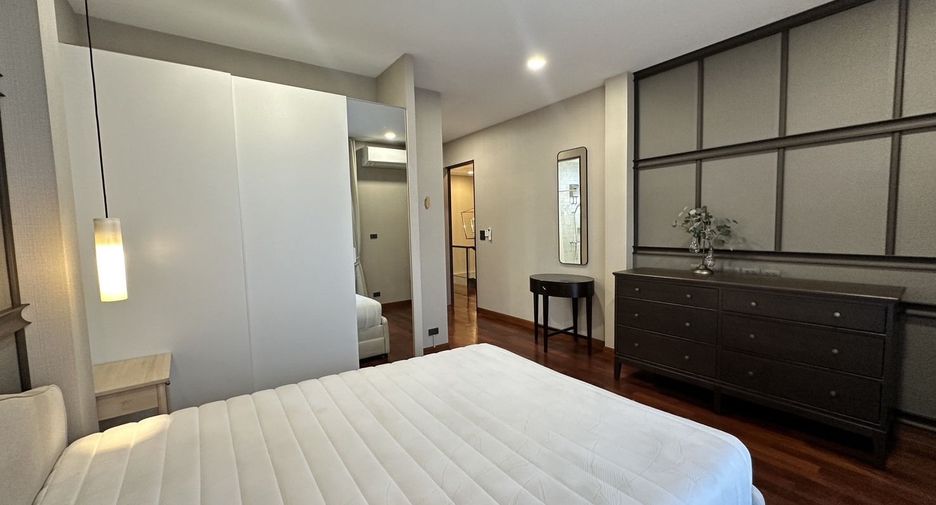For rent 3 bedrooms house in Watthana, Bangkok