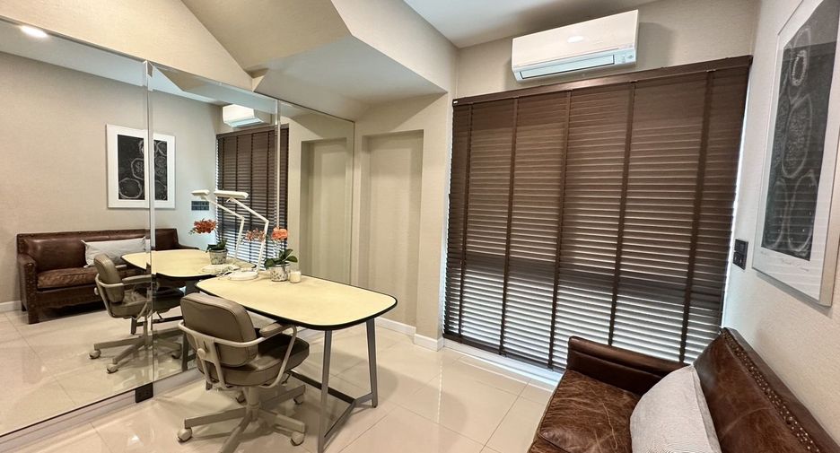 For rent 3 bedrooms house in Watthana, Bangkok