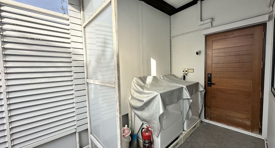 For rent 3 bedrooms house in Watthana, Bangkok
