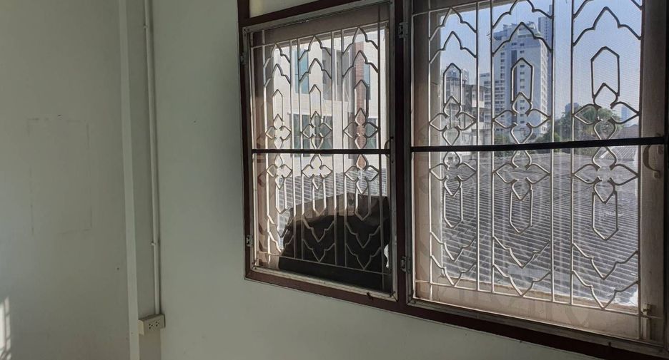 For sale 2 bedrooms retail Space in Bang Rak, Bangkok