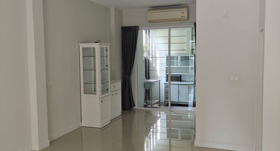 For sale and for rent 3 bedrooms townhouse in Lat Phrao, Bangkok