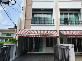 Reihenhaus zum Kauf und zur Miete mit 3 Zimmer in Lat Phrao, Bangkok