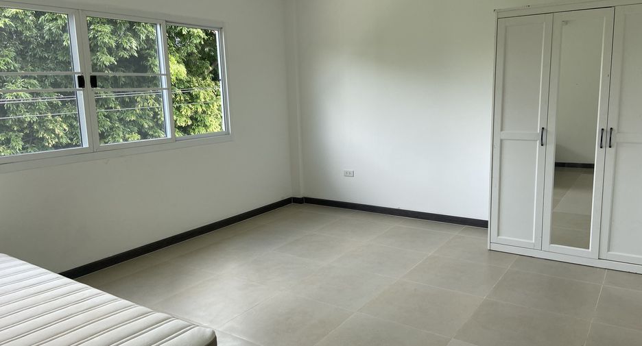 For rent 5 bedrooms townhouse in Bang Na, Bangkok