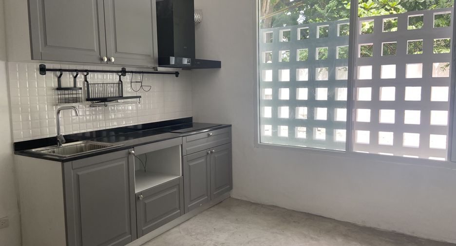 For rent 5 bedrooms townhouse in Bang Na, Bangkok