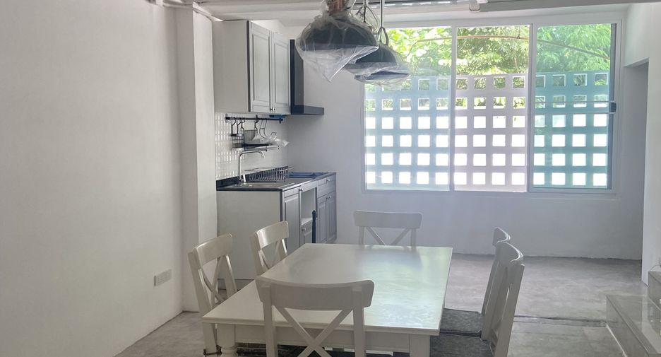 For rent 5 bedrooms townhouse in Bang Na, Bangkok