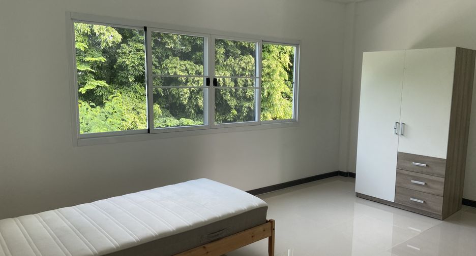 For rent 5 bedrooms townhouse in Bang Na, Bangkok