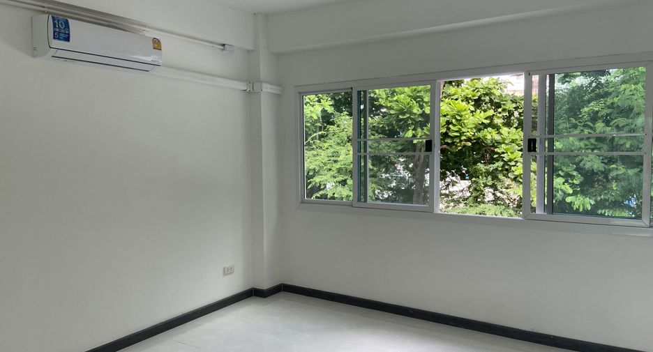 For rent 5 bedrooms townhouse in Bang Na, Bangkok