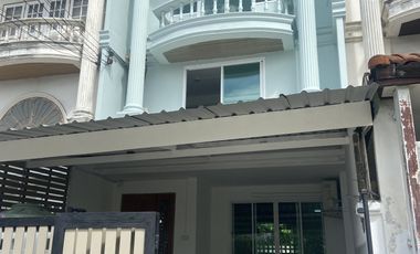 For rent 5 bedrooms townhouse in Bang Na, Bangkok