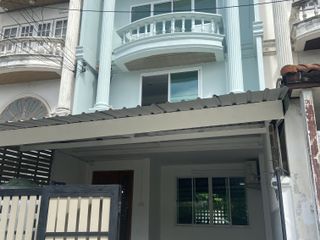 For rent 5 bedrooms townhouse in Bang Na, Bangkok