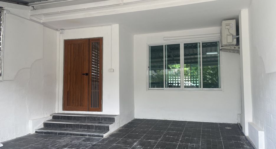 For rent 5 bedrooms townhouse in Bang Na, Bangkok