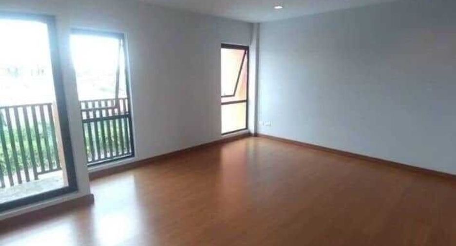 For sale 3 bedrooms retail Space in Don Mueang, Bangkok