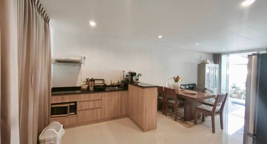 Casa adosada en venta de 3 habitaciones en Lat Krabang, Bangkok