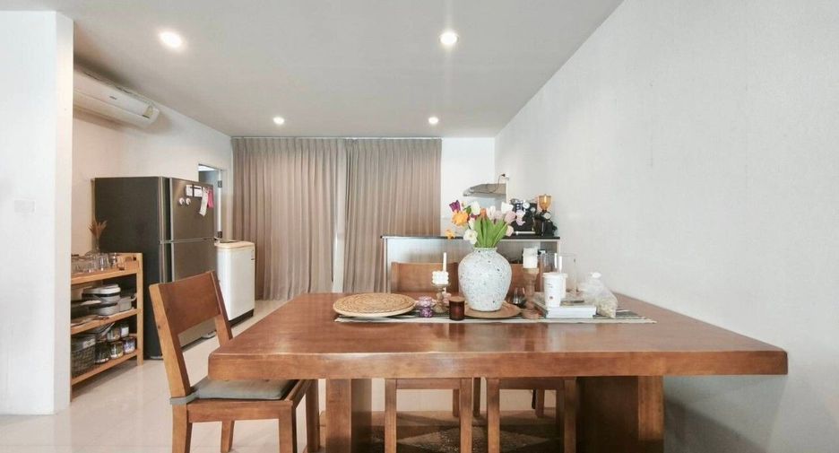 Casa adosada en venta de 3 habitaciones en Lat Krabang, Bangkok
