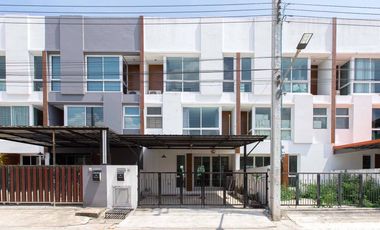 À vendre 3 chambres maison de ville à Lat Krabang, Bangkok