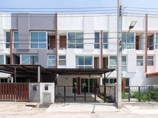 For sale 3 bedrooms townhouse in Lat Krabang, Bangkok