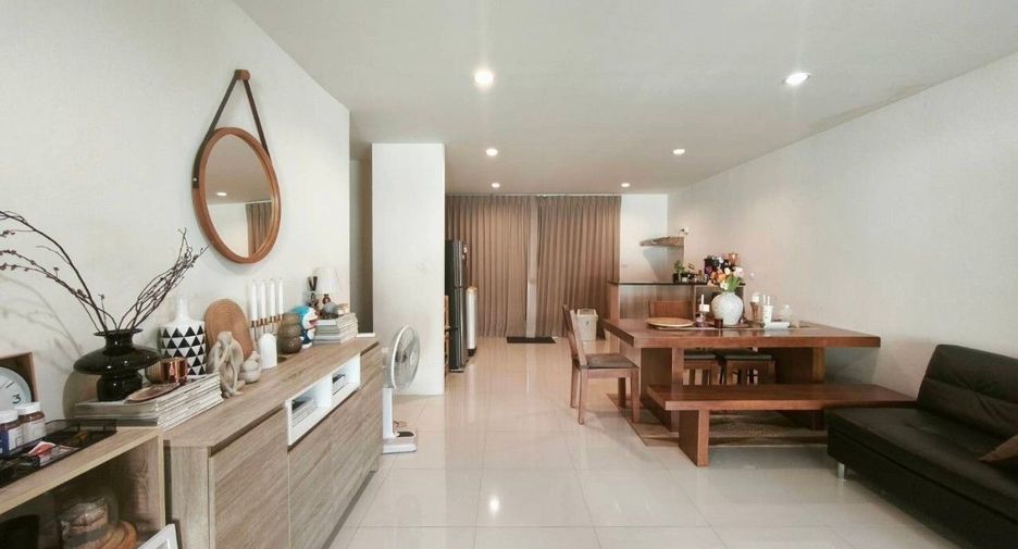 Casa adosada en venta de 3 habitaciones en Lat Krabang, Bangkok