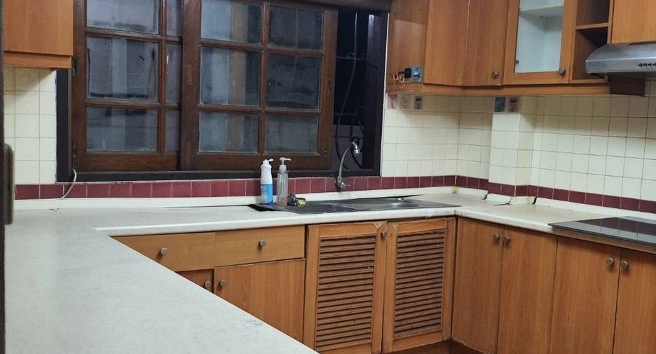 For sale 4 bedrooms house in Thawi Watthana, Bangkok