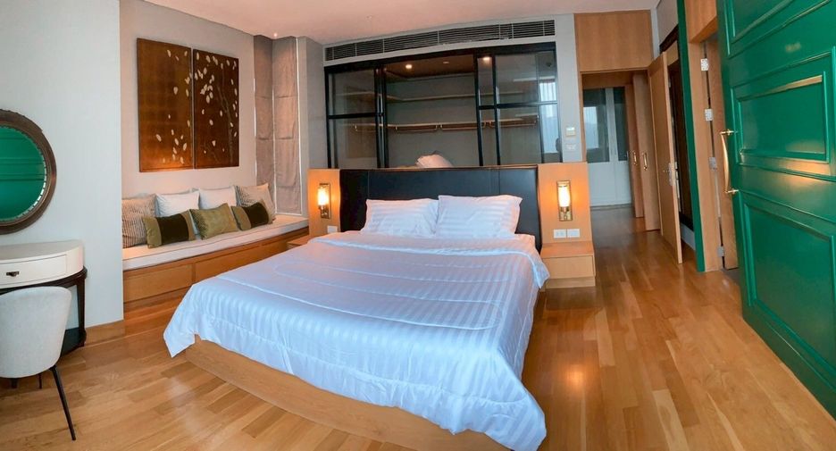 For rent 3 bedrooms condo in Pathum Wan, Bangkok