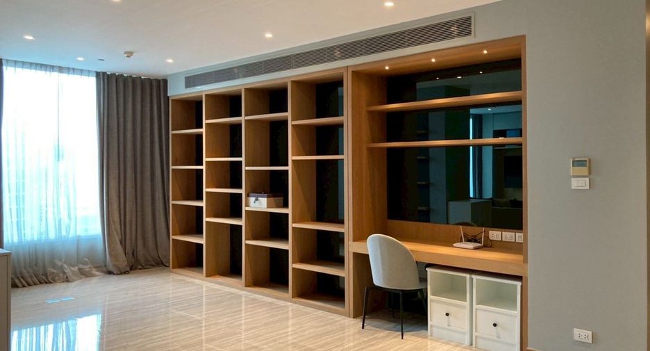 For rent 3 bedrooms condo in Pathum Wan, Bangkok