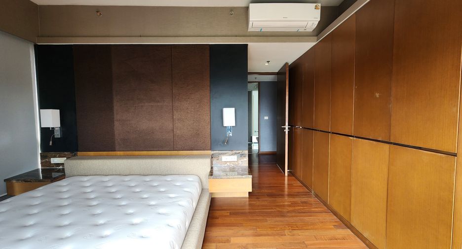 For rent 2 bedrooms condo in Pathum Wan, Bangkok