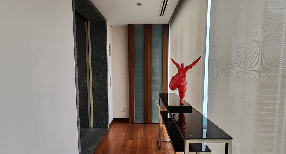 For rent 2 bedrooms condo in Pathum Wan, Bangkok
