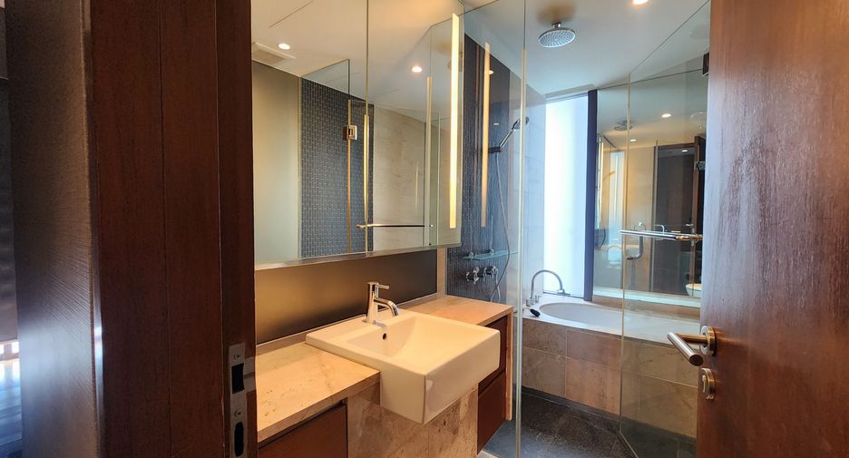 For rent 2 bedrooms condo in Pathum Wan, Bangkok