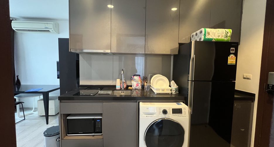 For rent 2 bedrooms condo in Huai Khwang, Bangkok