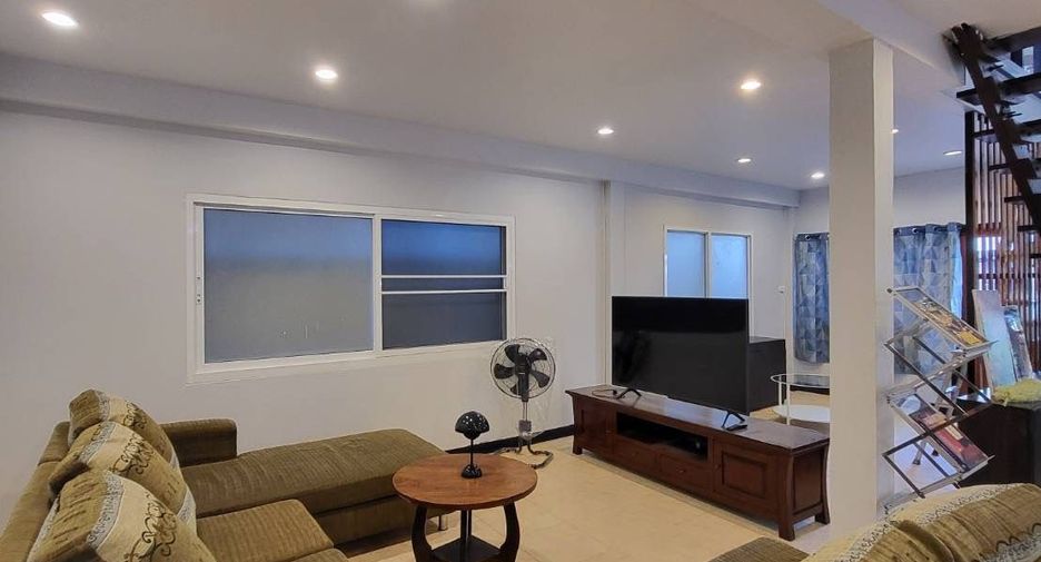 For rent 3 bedrooms house in Huai Khwang, Bangkok