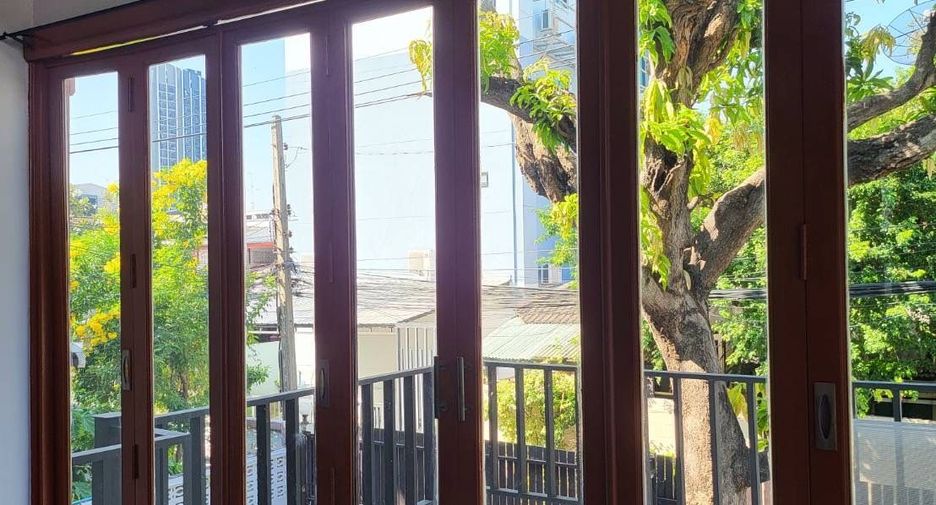 For rent 3 bedrooms house in Huai Khwang, Bangkok