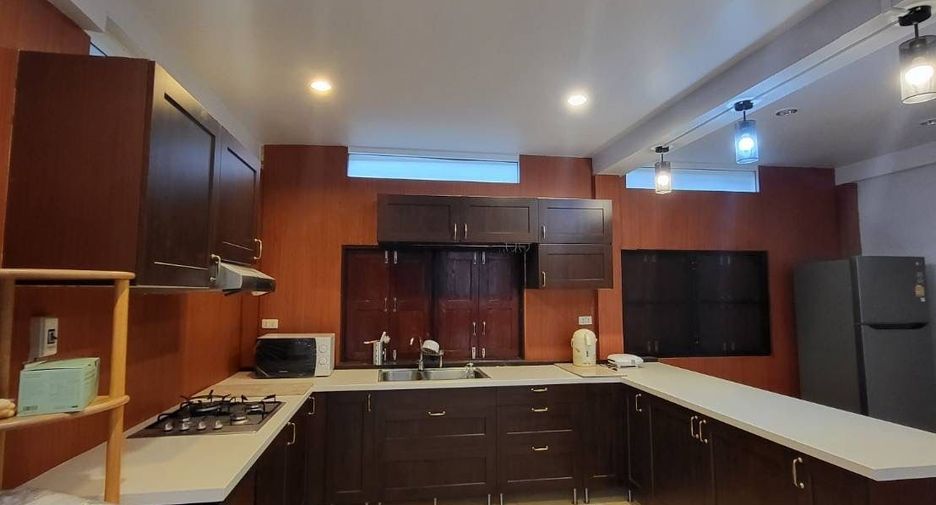 For rent 3 bedrooms house in Huai Khwang, Bangkok