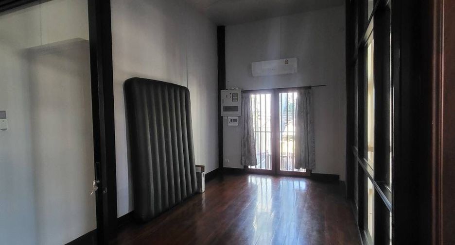For rent 3 bedrooms house in Huai Khwang, Bangkok