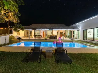 Villa zur Miete mit 4 Zimmer in Mueang Phuket, Phuket