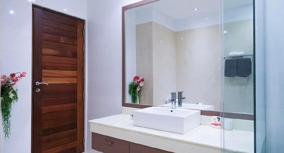 For rent 4 bedrooms villa in Mueang Phuket, Phuket