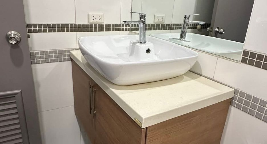 For rent 1 bed condo in Yan Nawa, Bangkok
