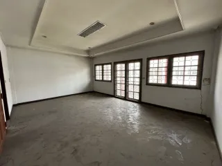 À vendre 5 chambres maison de ville à Wang Thonglang, Bangkok