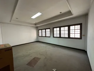 À vendre 5 chambres maison de ville à Wang Thonglang, Bangkok