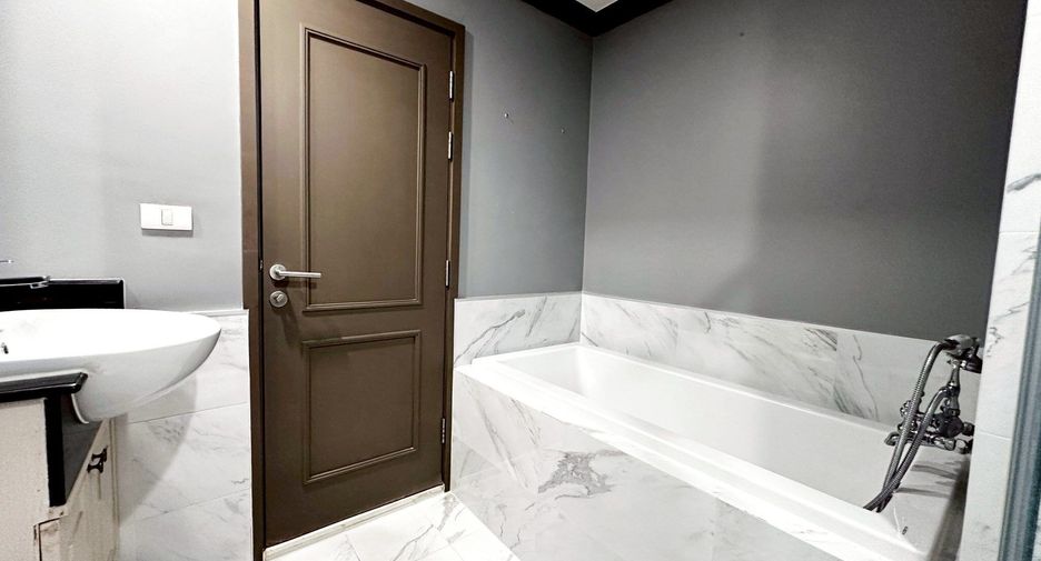 For rent 1 bed condo in Pathum Wan, Bangkok