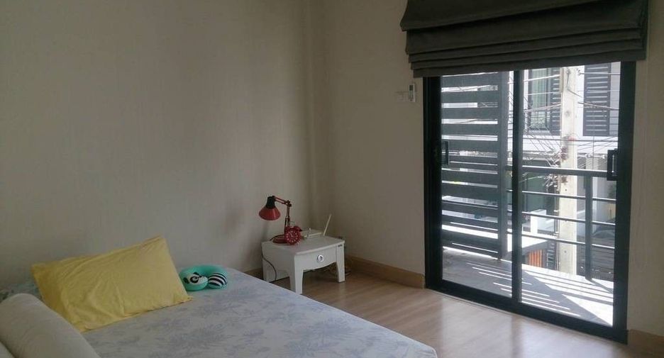 For sale 4 bedrooms townhouse in Mueang Samut Prakan, Samut Prakan