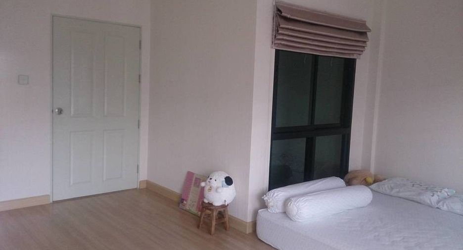 For sale 4 bedrooms townhouse in Mueang Samut Prakan, Samut Prakan