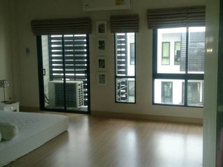 À vendre 4 chambres maison de ville à Mueang Samut Prakan, Samut Prakan